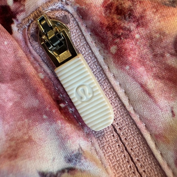 Lululemon Athletica Tracker Shorts in Blossom Spritz. Size 4. EUC. - Picture 10 of 11